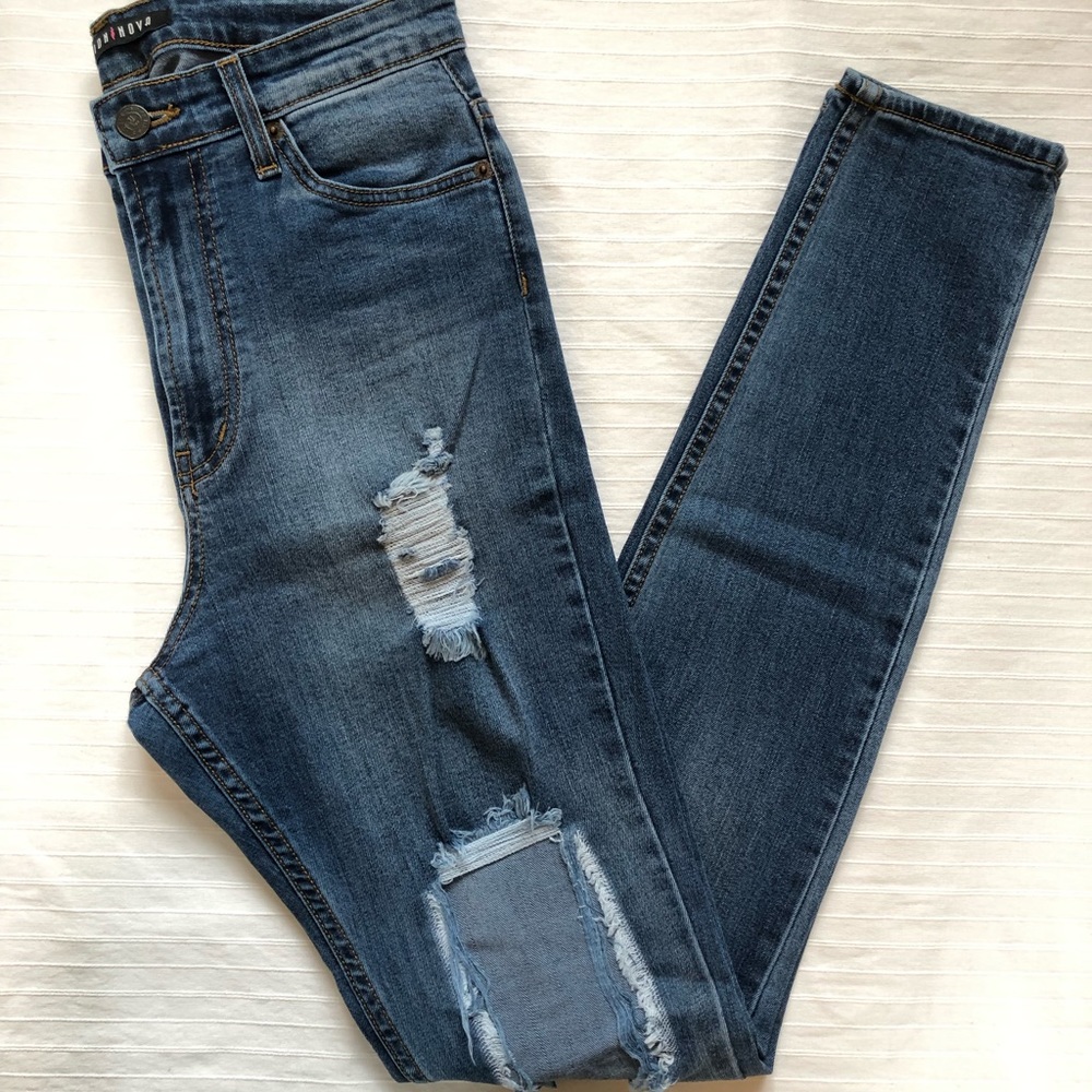 Fashion Nova ‘Seek & Destroy’ size 9 skinny jeans